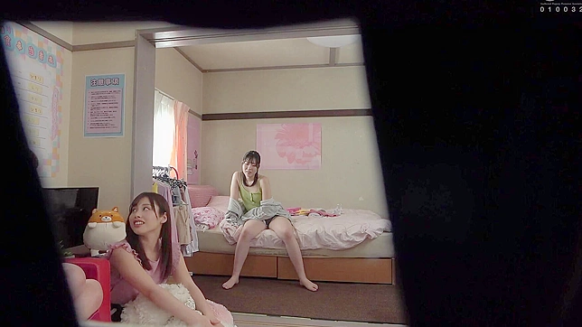 日本学生偷窥女同学并狠狠摸她们