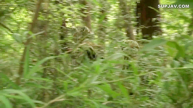 军人猛操女囚犯狗gy式并把她屁股涂满精液