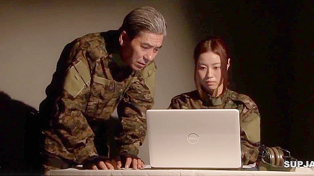 亚洲新丁在公开场合展示顺从性行为前脱衣