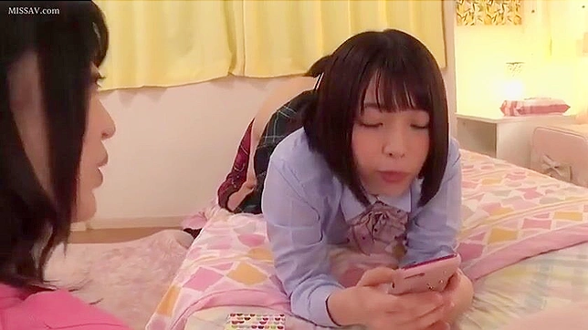 亚洲学生在她玩手机时从后插入同学，双人轮番上阵