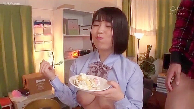 日本学生用他的丁丁喂同学吃蛋糕，FFFM，口交，打码