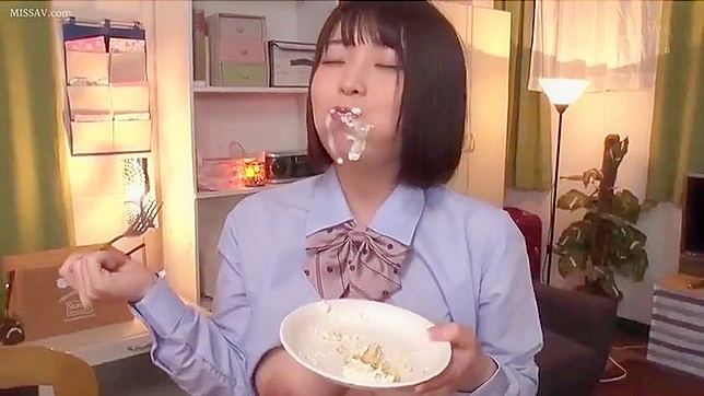 日本学生在宿舍茶聚时用奶油喂同学，FFFМ，口交