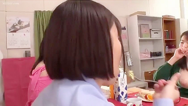 日本女大学生宿舍茶会玩弄胸部和奶油，FFFM轻度色情