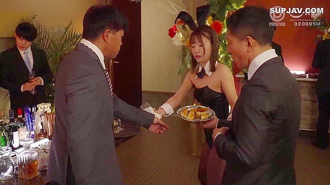 日本秘书兔女郎在派对上给老板的合伙人做了口交