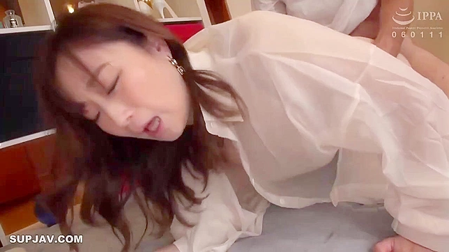 日本妈妈四十岁口交两个阳具，自慰阴道并被后入式操弄，一女二男 Oral, 狗gy式性爱