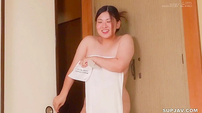 巨胸日本婊偷溜进澡堂狂野做爱！