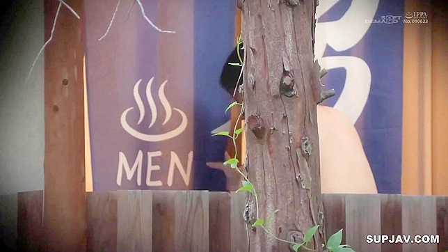 巨胸日本婊偷溜进澡堂狂野做爱！