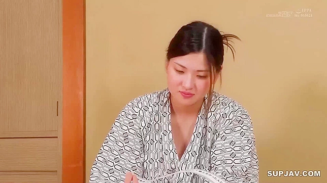 性饥渴的亚洲熟女在男澡堂狂野群交！