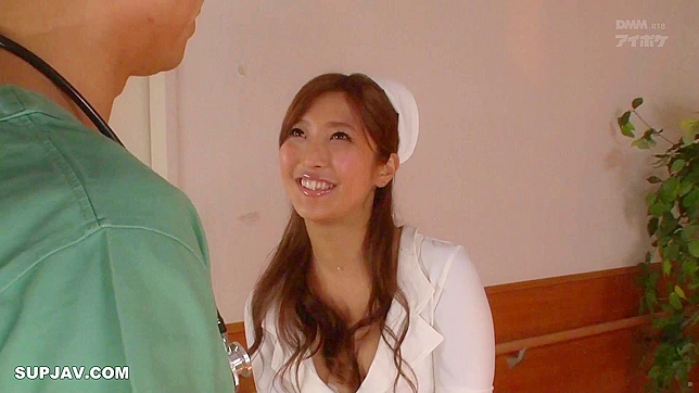 日本护士在医生分心打电话时温柔地挑逗，轻度色情