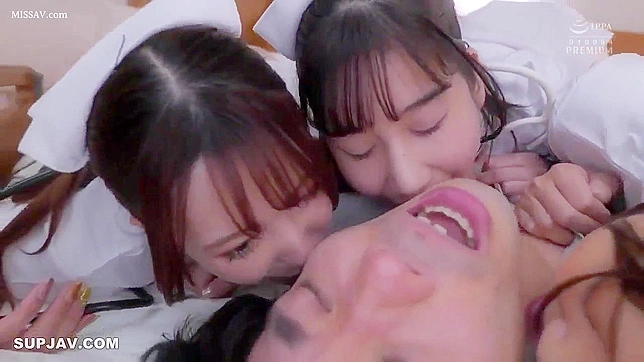 穿丝袜的日本护士在办公室疯狂蹂躏书呆子老板！