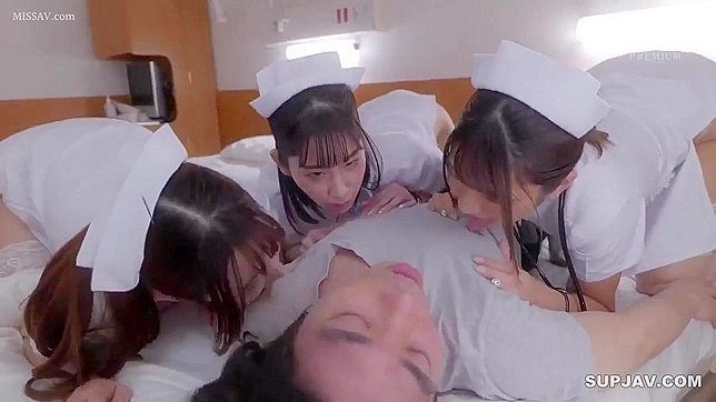 穿丝袜的日本护士在办公室疯狂蹂躏书呆子老板！