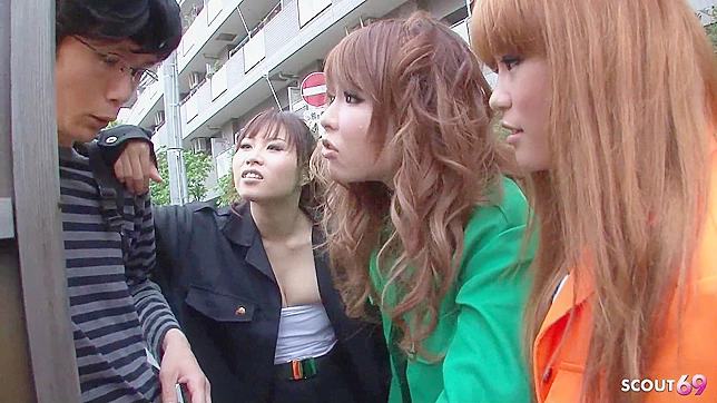 处女被三个日本淫妇诱惑，无码四人交合。