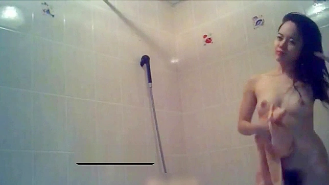 火辣日本婊在沙发上被大屌猛汉狠狠操。