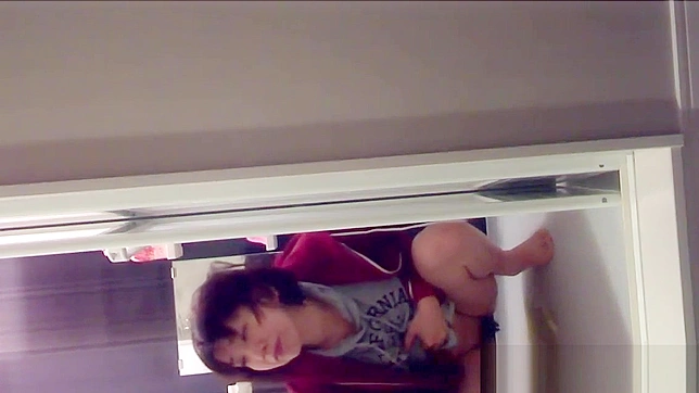 亚洲骚女在玻璃杯中撒尿直至满溢。