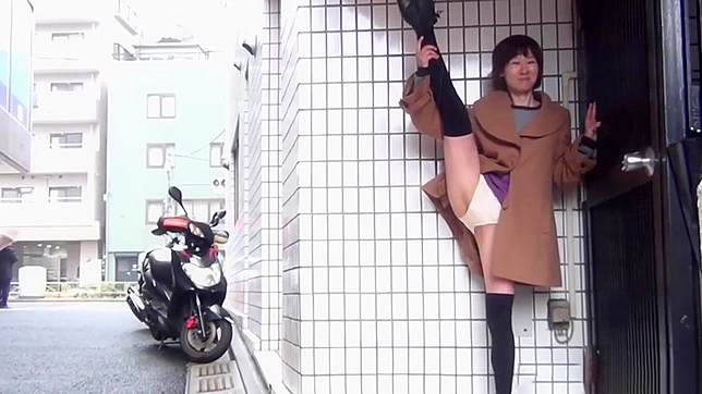 放荡的亚洲女郎在镜头前挑逗地展示湿透的小白裤