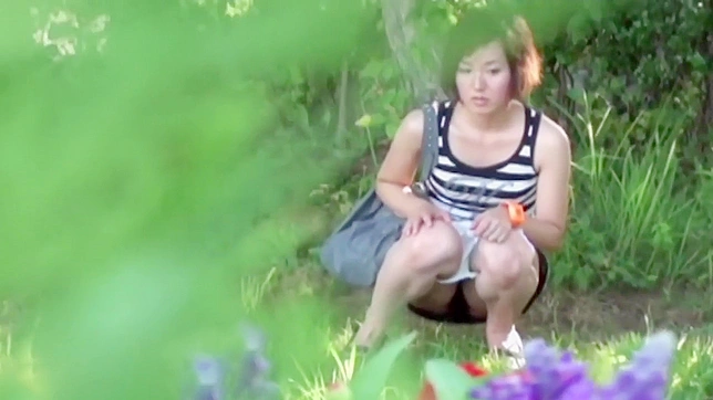 恶心的日本婊子户外撒尿。