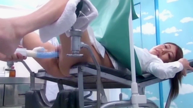 性饥渴的亚洲奶奶吸屌，让台北医生猛射精——比阿狂野继母。