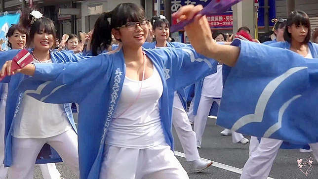 她巨大的胸部在激烈的舞蹈中疯狂跳动，让他陷入狂喜。