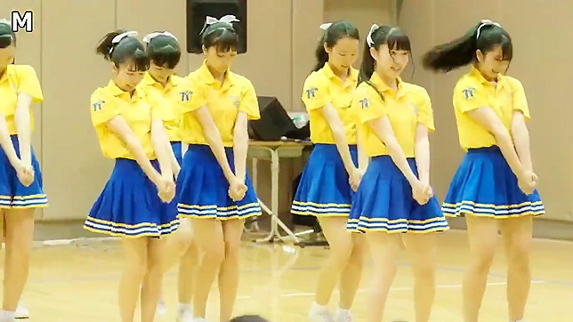 这位肮脏的日本啦啦队女孩超短裙被掀起，露出紧致的小屁眼！