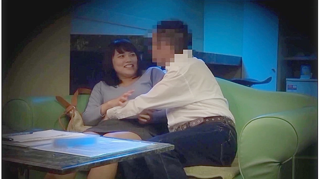 医生狠狠地操了穿制服的亚洲女大学生，让她湿透并求更多。