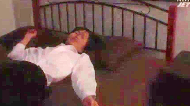 淫妇当着丈夫的面被操，湿透了的屄，偷腥婊大声呻吟