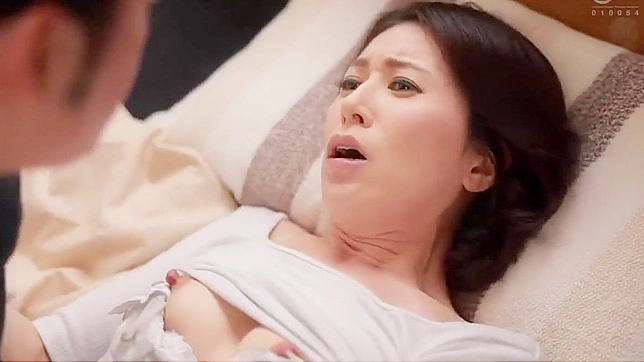 嫉妒的继子狂野地蹂躏再婚母亲淫荡的身体