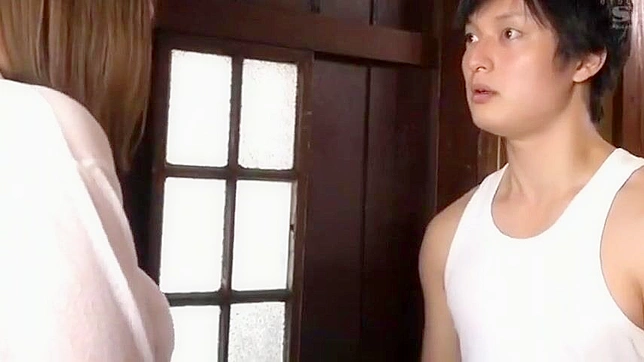 邻居的巨乳妻子用她无法满足的欲望诱惑我