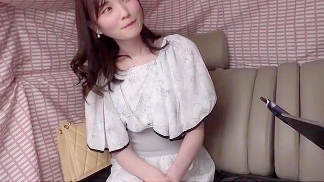 舔着那多汁的阴户，同时震动她湿漉漉的 clit 直到高潮天堂