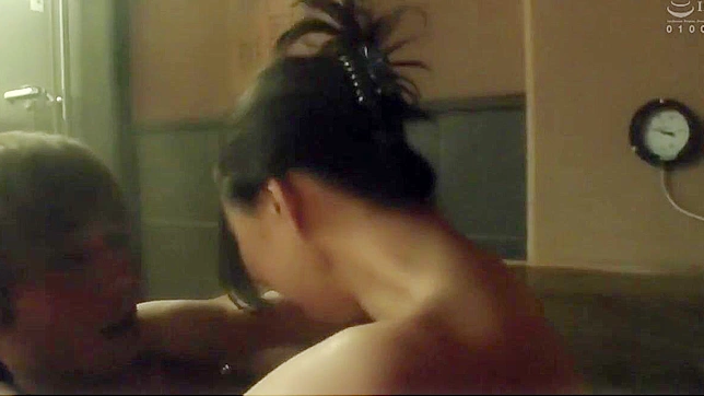 激情性爱之旅 - 肮脏的熟妇在风景优美的温泉度假村引诱陌生人