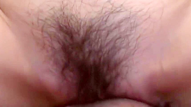 火辣日本美女在自拍性爱视频中展示紧致小穴