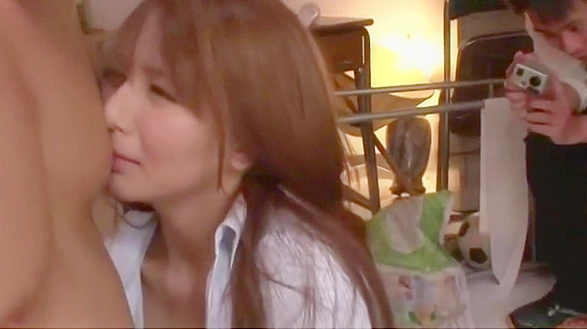 这位热辣跨性别者与两位女孩在激烈的三人游戏中尽情狂欢