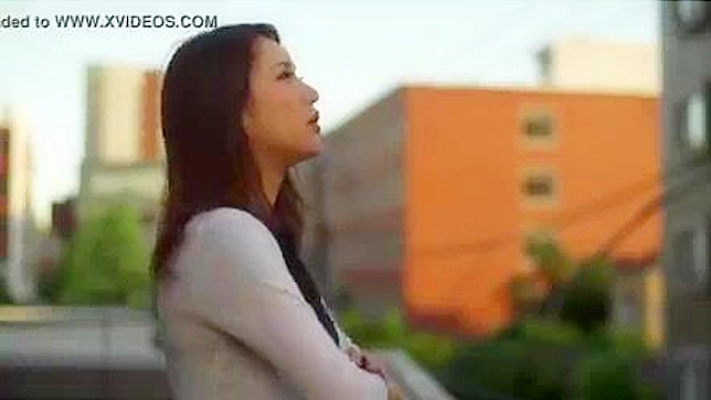 观看这位火辣的熟女被狠狠操，尖叫声回荡在整个房间