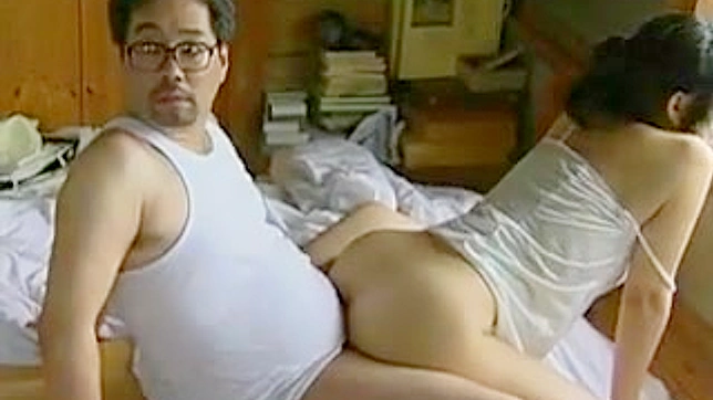 捉住火辣的亚洲日本熟女和她的情人床上狂野做爱