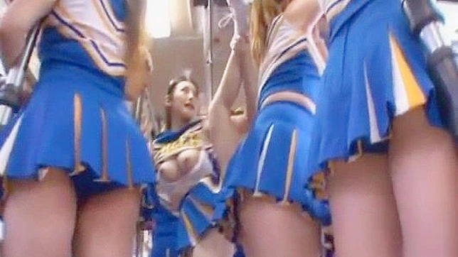 火辣日本啦啦队在拥挤的城市公交车上诱惑无辜乘客