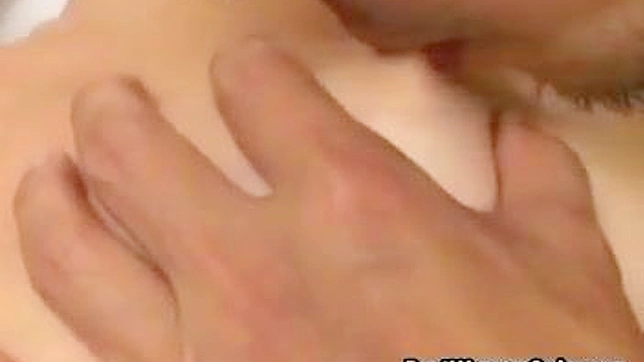 看见这个火辣的日本熟女与多个男人狂野群交满足她饥渴的阴道