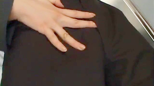 这个热辣美女在地铁里给了一个超级湿漉漉的超赞口交