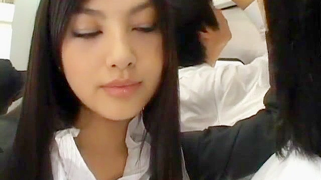 这个热辣美女在地铁里给了一个超级湿漉漉的超赞口交