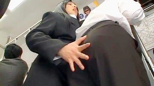 这个热辣美女在地铁里给了一个超级湿漉漉的超赞口交