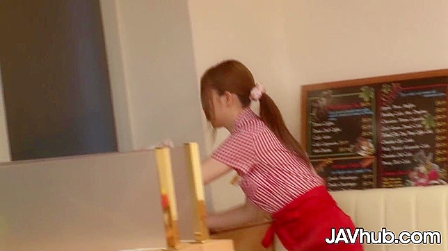 火辣服务员在餐厅场景中被猛烈撞击 - 听她大声呻吟