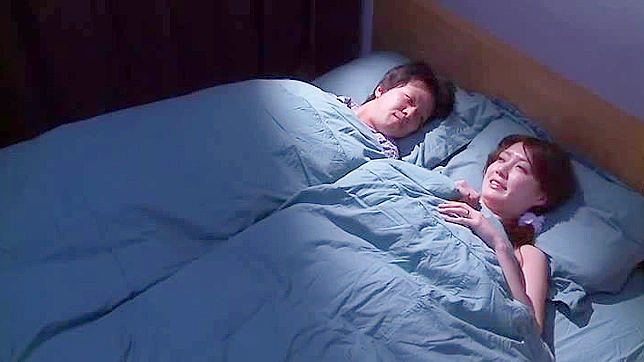 抓到亚洲妻子出轨—她第一次体验狂野无拘的性爱