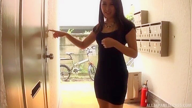 长发远东女主人急切地吞噬粗大的阳具