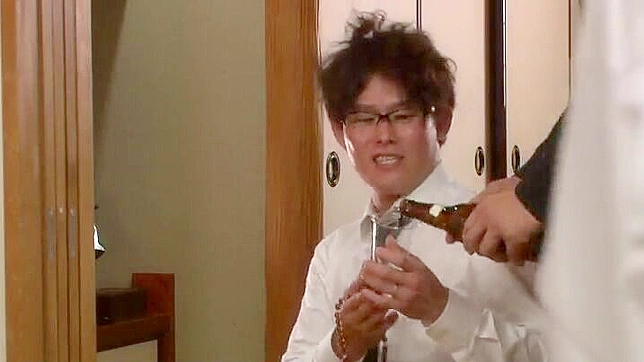 她在狂喜中尖叫，他的粗壮阳具深深挺进她的茂密阴唇