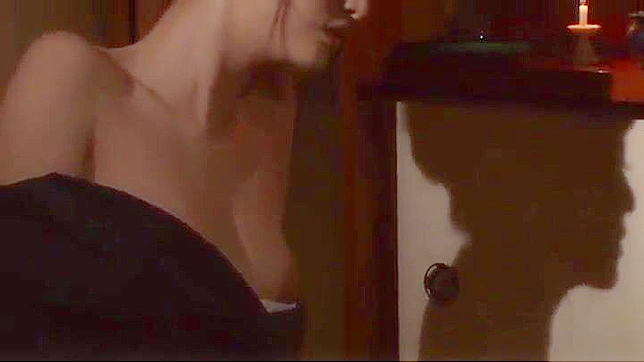 她在狂喜中尖叫，他的粗壮阳具深深挺进她的茂密阴唇