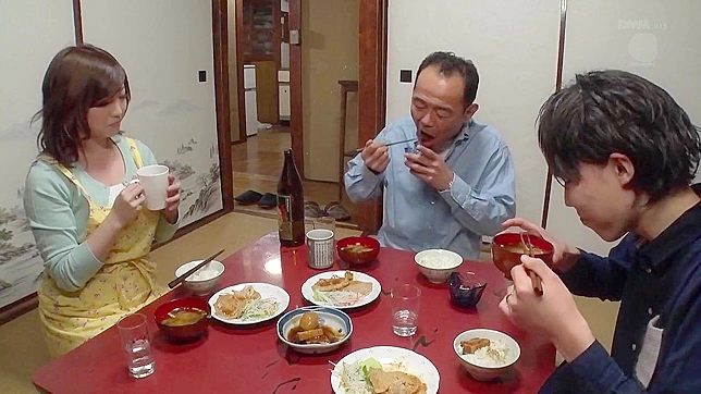 可爱的日本女孩露出完美的胸部供幸运男孩欣赏