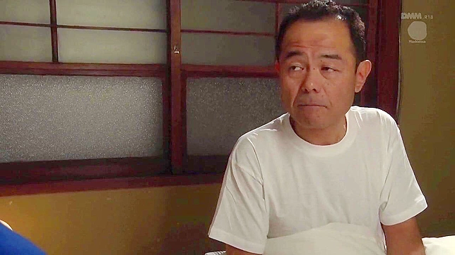 挑逗的亚洲熟女偶遇并疯狂做爱新认识的男人—荒诞性录像被拍下