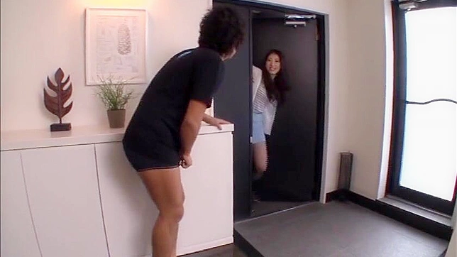 撕开她的丝袜狠狠操紧致的亚洲小穴