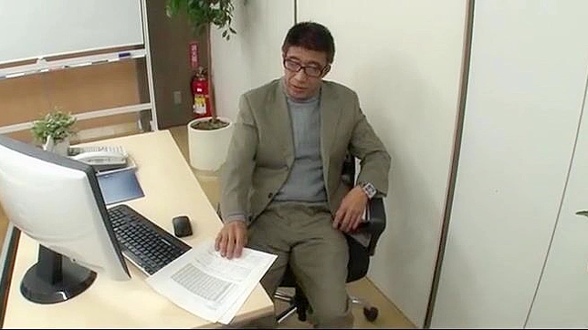 火辣亚洲美女跪姿尽享激烈后入刺激体验详情揭秘