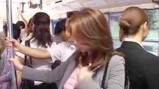 火热日本妹子在拥挤公车被摸屁股偷拍到手的瞬间