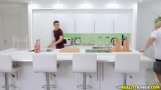 娜蒂梅洛在他的大屌猛烈撞击下狂野呻吟，达到极乐