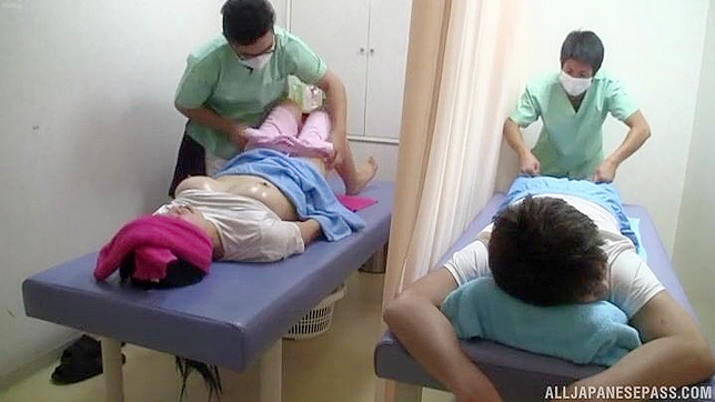 火热的亚洲宝贝在桌上被生猛按摩紧致的小穴